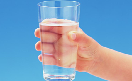 Десять веских причин начать день со стакана воды