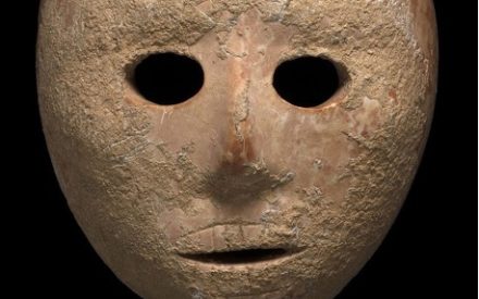 Найдена древняя ритуальная маска эпохи неолита