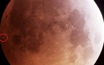 Астрономы засняли падение метеорита на Луну во время затмения