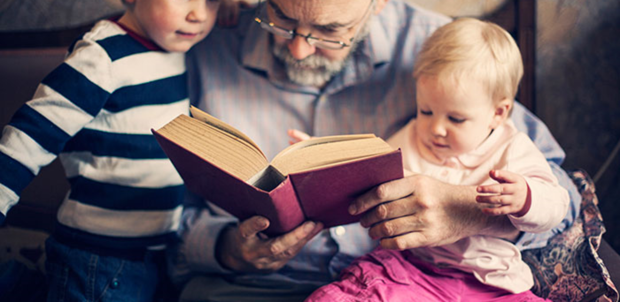 Читать книгу внучка. Чтение в семье. Дедушка с книжкой. Чтение детей и взрослых. Книги для детей.
