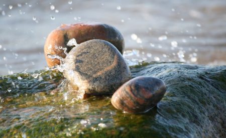 История возникновения слов: «Как в воду канул», «Камень преткновения»