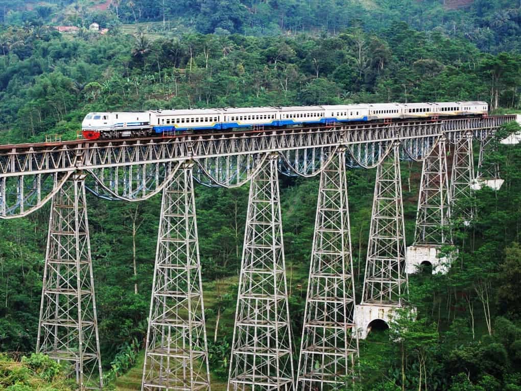 Высоко железно. Argo Gede Train Railroad Индонезия. Железная дорога Арго Геде - Индонезия. Самый опасный Железнодорожный мост. Самые опасные железные дороги в мире.