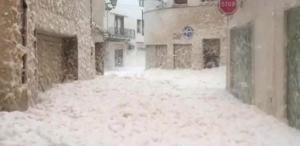 Испанский город утопает в морской пене