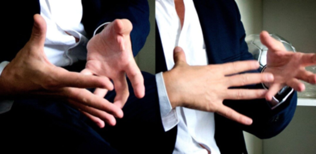 Золотые правила общения: как правильно жестикулировать руками при разговоре