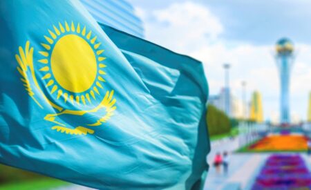 Где казахстанцам можно размещать государственный флаг