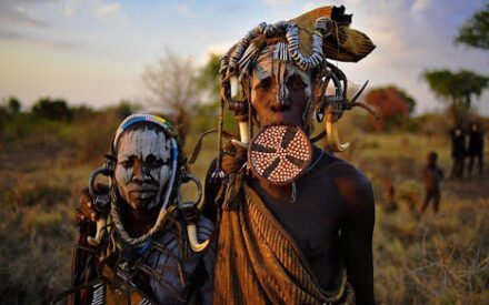 3 племени, которые до сих пор живут по древним обычаям