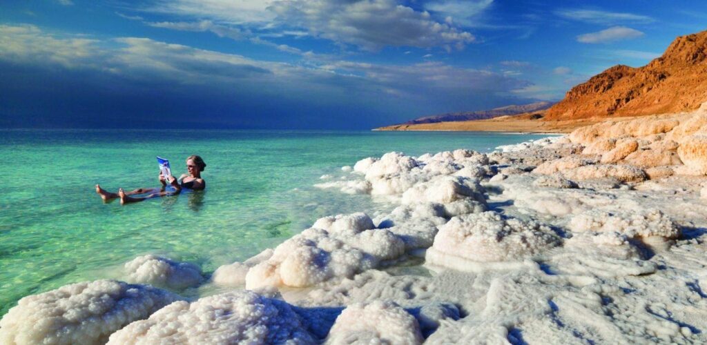 Почему в «Мертвое море» нужно заходить спиной вперед и нельзя плавать на животе