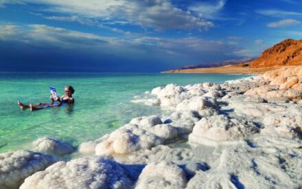 Почему в «Мертвое море» нужно заходить спиной вперед и нельзя плавать на животе