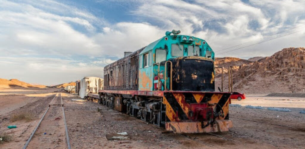 Откуда взялись заброшенные поезда в пустыне Аравийского полуострова
