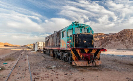 Откуда взялись заброшенные поезда в пустыне Аравийского полуострова