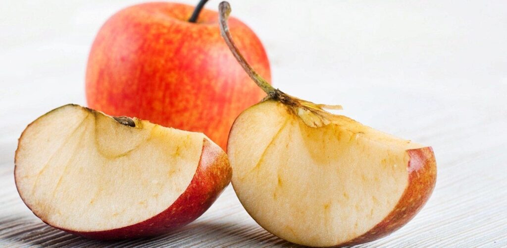 Почему яблоко на срезе «ржавеет»? Нет, не из-за железа!