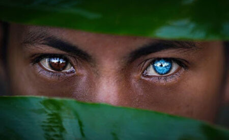 Как живет уникальное племя бутунг – люди с «электрическими глазами»
