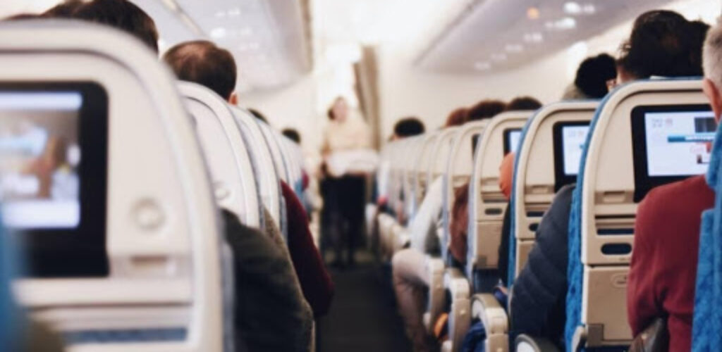 Почему пассажиров не выпускают из самолета сразу после приземления