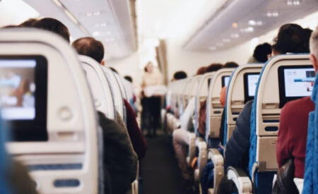 Почему пассажиров не выпускают из самолета сразу после приземления