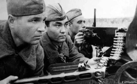 Участие казахстанцев в крупнейших сражениях и их подвиги: Сталинградская битва