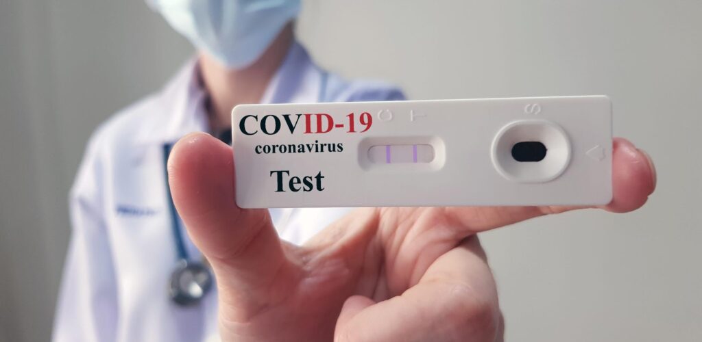 Ученые установили причину положительного теста на Covid-19 после выздоровления