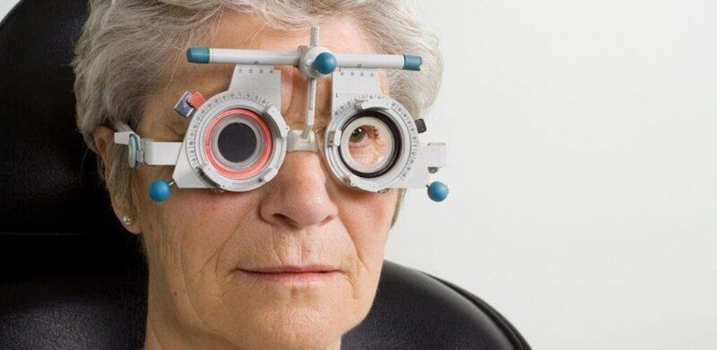 Почему зрение ухудшается с возрастом и существует ли способ его восстановить