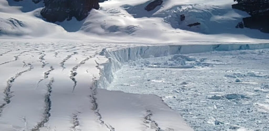 Аномальный источник тепла под Антарктидой: оказалось, что лед тает изнутри