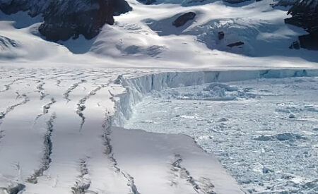 Аномальный источник тепла под Антарктидой: оказалось, что лед тает изнутри
