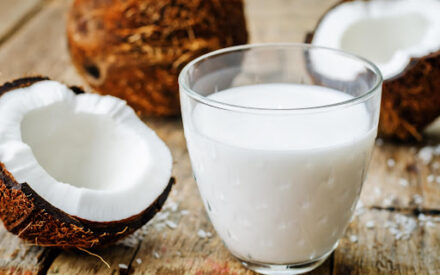 Вредно или полезно: что наука говорит о кокосовом молоке