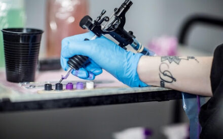 В чернилах для татуировок обнаружены токсичные химикаты: врачи предупреждают об опасности