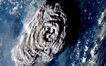 Извержение вулкана Тонга стало крупнейшим за всю историю современных наблюдений