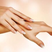 фото: https://efoks.ru/wp-content/uploads/2019/09/zhenskie-ruki.jpg